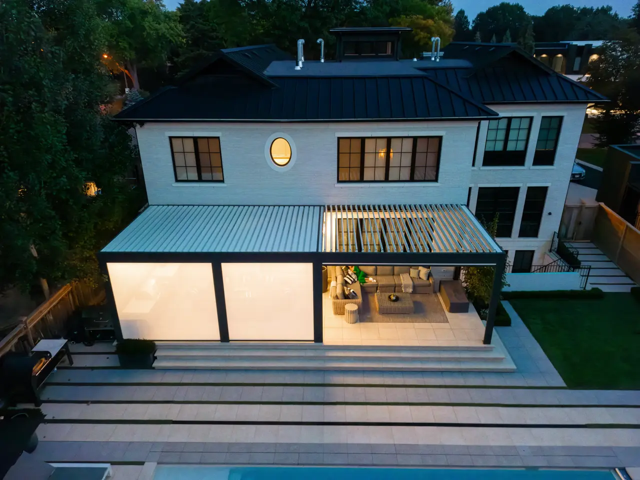 Modern Backyard Pergola Retreat
